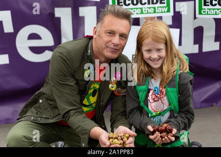 Londra REGNO UNITO. Il 28 settembre 2019. Emittente e la fauna selvatica esperto Chris Packham CBE assiste woodland & wildlife protestare fuori la stazione di Euston. Foto Stock