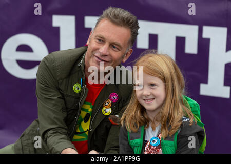 Londra REGNO UNITO. Il 28 settembre 2019. Emittente e la fauna selvatica esperto Chris Packham CBE assiste woodland & wildlife protestare fuori la stazione di Euston. Foto Stock