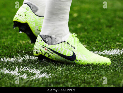 Tottenham Hotspur Stadium, Londra, Regno Unito. 28 Sep, 2019. English Premier League Football, Tottenham Hotspur rispetto a Southampton; Harry Kane del Tottenham Hotspur Nike Phantom Venom Elite SG-PRO nuove luci di volt/boot bianco con bandiera Inghilterra - rigorosamente solo uso editoriale. Nessun uso non autorizzato di audio, video, dati, calendari, club/campionato loghi o 'live' servizi. Online in corrispondenza uso limitato a 120 immagini, nessun video emulazione. Nessun uso in scommesse, giochi o un singolo giocatore/club/league pubblicazioni Credito: Azione Sport Plus/Alamy Live News Foto Stock