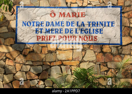 Notre Dame de la Trinité et mère de l'église, priez pour nous. Eglise Notre Dame de la Trinité. Atakpamé. Bénin. Foto Stock