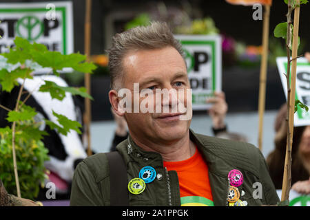 Londra REGNO UNITO. Il 28 settembre 2019. Emittente e la fauna selvatica esperto Chris Packham CBE assiste woodland & wildlife protestare fuori la stazione di Euston. Foto Stock