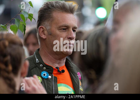 Londra REGNO UNITO. Il 28 settembre 2019. Emittente e la fauna selvatica esperto Chris Packham CBE assiste woodland & wildlife protestare fuori la stazione di Euston. Foto Stock