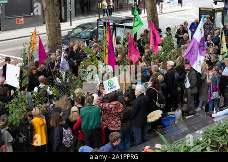 Londra REGNO UNITO. Il 28 settembre 2019. Emittente e la fauna selvatica esperto Chris Packham CBE assiste woodland & wildlife protestare fuori la stazione di Euston. Foto Stock