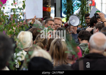 Londra REGNO UNITO. Il 28 settembre 2019. Emittente e la fauna selvatica esperto Chris Packham CBE assiste woodland & wildlife protestare fuori la stazione di Euston. Foto Stock