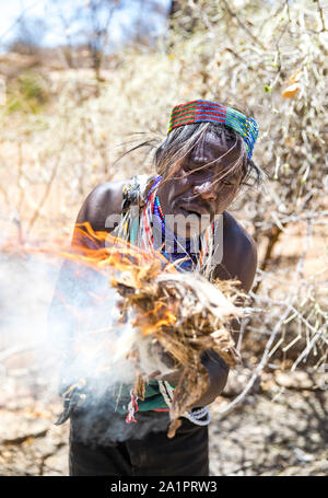 Il lago Eyasi, Tanzania, 11 Settembre 2019: Hadzabe uomo fatto fuoco Foto Stock