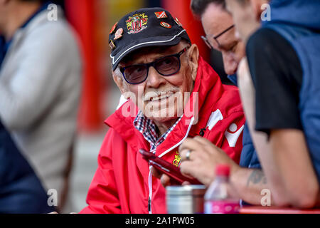 Stevenage, Regno Unito. 28 Sep, 2019. A Stevenage sostenitore pronto per il cielo EFL scommettere League 2 match tra Stevenage e Cambridge Regno al Lamex Stadium, Stevenage, in Inghilterra il 28 settembre 2019. Foto di Phil Hutchinson. Solo uso editoriale, è richiesta una licenza per uso commerciale. Nessun uso in scommesse, giochi o un singolo giocatore/club/league pubblicazioni. Credit: UK Sports Pics Ltd/Alamy Live News Foto Stock