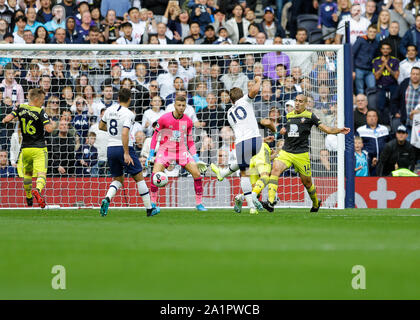 Tottenham Hotspur Stadium, Londra, Regno Unito. 28 Sep, 2019.English Premier League Football, Tottenham Hotspur rispetto a Southampton; Harry Kane del Tottenham Hotspur germogli e punteggi i suoi lati 2° obiettivo in 43 minuto per renderlo 2-1- rigorosamente solo uso editoriale. Nessun uso non autorizzato di audio, video, dati, calendari, club/campionato loghi o 'live' servizi. Online in corrispondenza uso limitato a 120 immagini, nessun video emulazione. Nessun uso in scommesse, giochi o un singolo giocatore/club/league pubblicazioni Credito: Azione Sport Plus/Alamy Live News Foto Stock