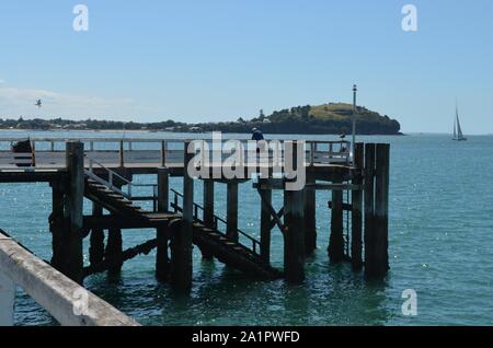 Il molo di legno in Auckland con una vista di Devonport Foto Stock