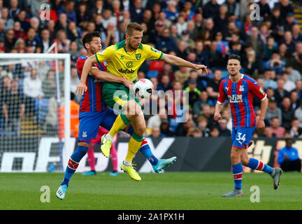 Londra, Regno Unito. 28 Sep, 2019. Norwich City il Marco Stiepermann sotto pressione da Crystal Palace è Martin Kelly durante la Premier League inglese tra Crystal Palace e Norwich City a Selhurst Park Stadium di Londra, Inghilterra il 28 settembre 2019 Credit: Azione Foto Sport/Alamy Live News Foto Stock