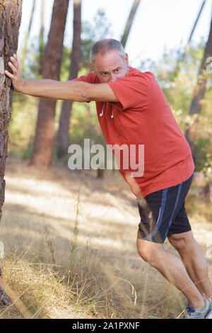Senior uomo fare sport all'aperto Foto Stock