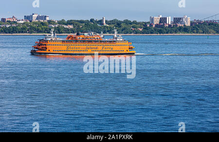 NEW YORK NEW YORK - 11 Settembre 2017: sedici anni al giorno dopo il 9 11 attacchi, passeggeri a Staten Island Ferry ricorda come essa era di us Foto Stock