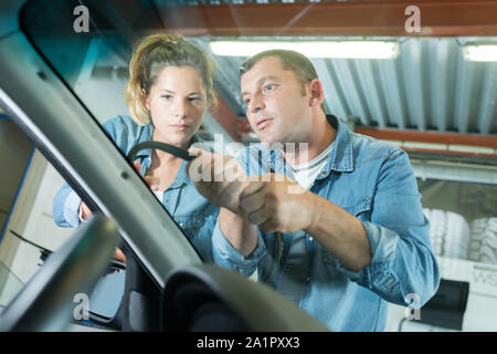 Vetraio dimostrando di rimozione di tenuta di gomma Foto Stock