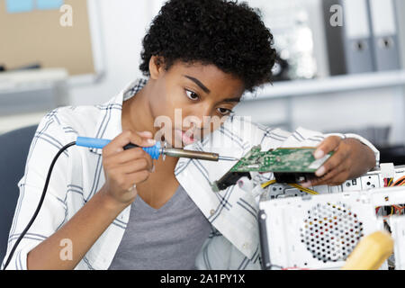 Ingegnere femmina rotto di fissaggio unità disco rigido del computer Foto Stock