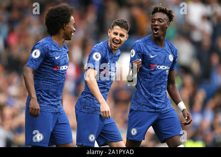 Chelsea's Jorginho (centro) punteggio celebra il suo lato del primo obiettivo del gioco con il compagno di squadra Willian (sinistra) e Tammy Abramo durante il match di Premier League a Stamford Bridge, Londra. Foto Stock