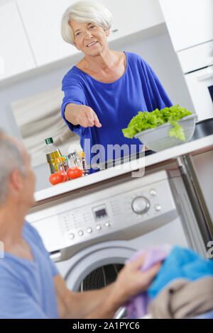 Senior Donna che parla al marito Foto Stock