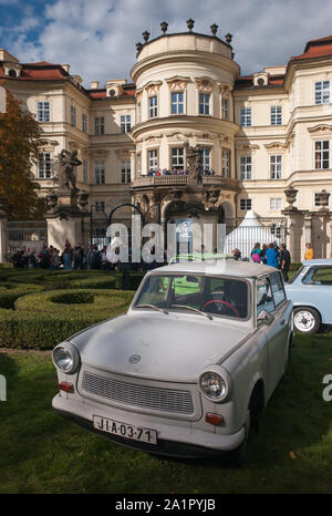 Praga, Repubblica Ceca. 28 Sep, 2019. Trabis sono in piedi in un "Festival di liberta' nell'Ambasciata Tedesca a Praga. Il festival è destinato a commemorare la partenza di migliaia di profughi GDR 30 anni fa. Credito: Michael Heitmann/dpa/Alamy Live News Foto Stock