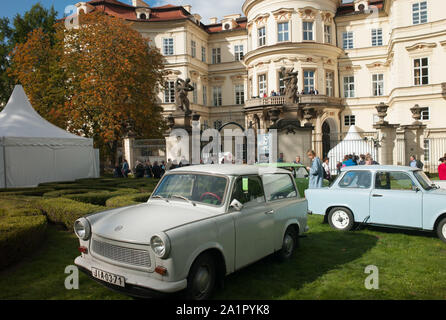 Praga, Repubblica Ceca. 28 Sep, 2019. Trabis sono in piedi in un "Festival di liberta' nell'Ambasciata Tedesca a Praga. Il festival è destinato a commemorare la partenza di migliaia di profughi GDR 30 anni fa. Credito: Michael Heitmann/dpa/Alamy Live News Foto Stock