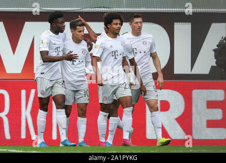 Paderborn, Germania. 28 Sep, 2019. Calcio: Bundesliga, SC Paderborn 07 - FC Bayern Monaco, 6° giornata nel Benteler Arena. Marcatore Philippe Coutinho (secondo da sinistra) da Monaco di Baviera celebra il suo obiettivo per 0:2 con Alphonso Davies (l-r), Serge Gnabry e Robert Lewandowski. Credito: Friso Gentsch/dpa - NOTA IMPORTANTE: In conformità con i requisiti del DFL Deutsche Fußball Liga o la DFB Deutscher Fußball-Bund, è vietato utilizzare o hanno utilizzato fotografie scattate allo stadio e/o la partita in forma di sequenza di immagini e/o video-come sequenze di foto./dpa/Alamy Live News Foto Stock