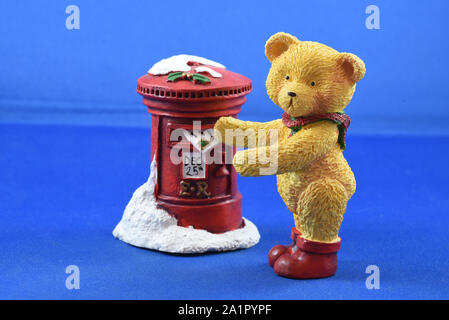 Orsacchiotto di peluche inviare Scheda di Natale - Xmas, 25 Dicembre - Post inizio per Natale Foto Stock