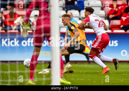 Stevenage, Regno Unito. 28 Sep, 2019. Kurtis Guthrie di Stevenage FC sfide durante il cielo EFL scommettere League 2 match tra Stevenage e Cambridge Regno al Lamex Stadium, Stevenage, in Inghilterra il 28 settembre 2019. Foto di Phil Hutchinson. Solo uso editoriale, è richiesta una licenza per uso commerciale. Nessun uso in scommesse, giochi o un singolo giocatore/club/league pubblicazioni. Credit: UK Sports Pics Ltd/Alamy Live News Foto Stock