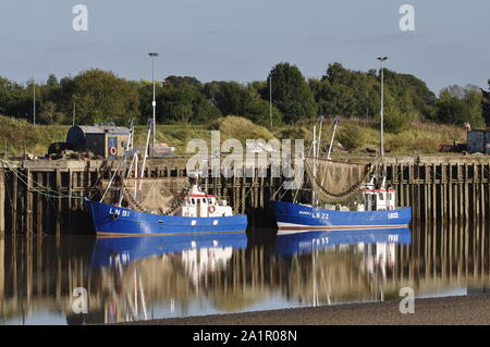 Barche per la pesca del gamberetto marcia ormeggiato a Boal Quay, King's Lynn, NORFOLK REGNO UNITO Foto Stock