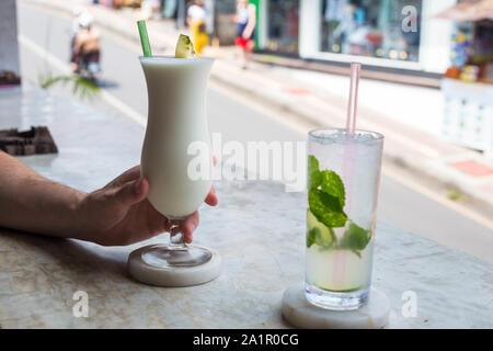 Cocktail esotici sulla barra in corrispondenza di un luogo di vacanza, colorato Foto Stock