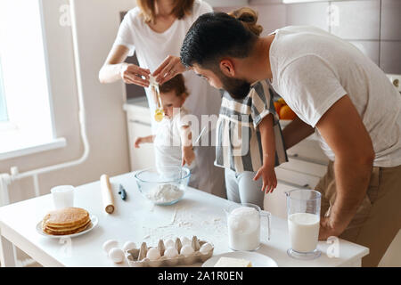 Donna rompere le uova per la pasta in cucina. close up foto ritagliata. Foto Stock