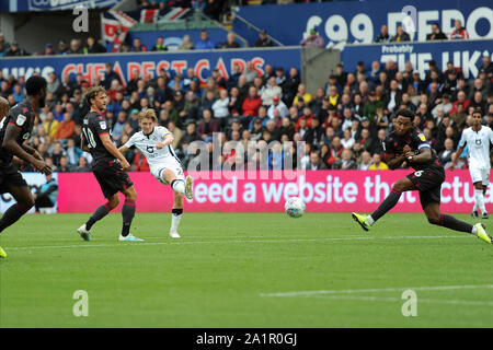 Swansea, Wales, Regno Unito. 28 Sep, 2019. George Byers di Swansea City colpisce per obiettivo durante il cielo di scommessa match del campionato tra Swansea City e la lettura al Liberty Stadium, Swansea sabato 28 settembre 2019. (Credit: Jeff Thomas | MI News) solo uso editoriale, è richiesta una licenza per uso commerciale Credito: MI News & Sport /Alamy Live News Foto Stock