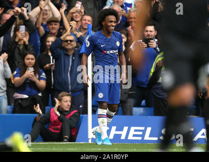 Chelsea Willian del punteggio celebra il suo lato il secondo obiettivo del gioco durante il match di Premier League a Stamford Bridge, Londra. Foto Stock