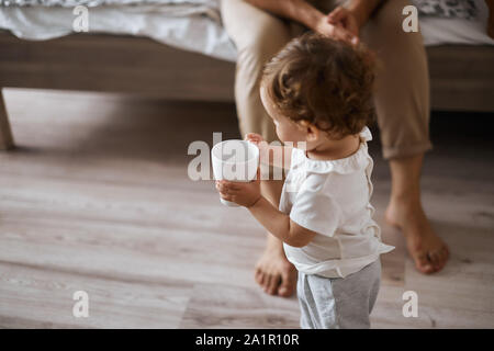 Bella bella bella ragazza acqua potabile in camera da letto, vicino fino bac visualizza foto. Tempo libero, tempo di ricambio Foto Stock