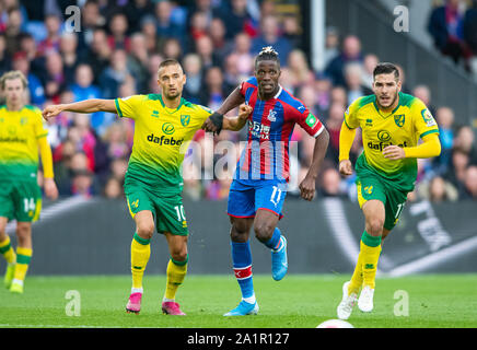 Londra, Regno Unito. 28 Sep, 2019. Da sinistra: Norwich City Moritz Leitner ; Crystal Palace Wilfried Zaha ; e Norwich City Emiliano Buendia durante il match di Premier League tra Crystal Palace e Norwich City a Selhurst Park, Londra, Inghilterra il 28 settembre 2019. Foto di Andrea Aleksiejczuk/prime immagini multimediali. Credito: prime immagini multimediali/Alamy Live News Credit: prime immagini multimediali/Alamy Live News Foto Stock