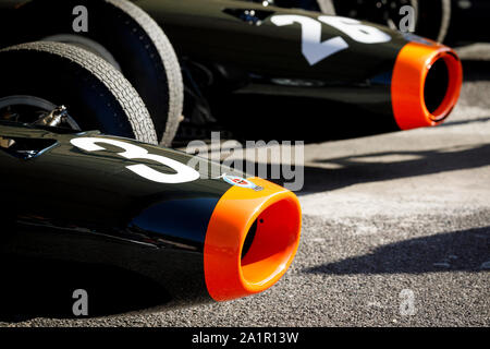 Gli occhi di due BRM P261 monoposto di F1, Grand Prix Cars come ha corso nella metà degli anni sessanta. Qui parcheggiato nel paddock al 2019 Goodwood, UK. Foto Stock