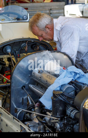 Meccanico al lavoro su un 1935 ERA TIPO B A R7B nel paddock al 2019 Goodwood, Sussex, Regno Unito. Goodwood Trophy concorrente. Foto Stock