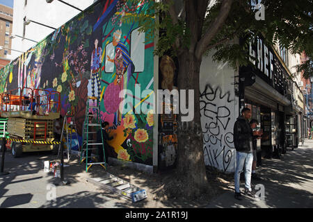 New York, NY, Stati Uniti d'America - 20 Settembre 2019: vista dell'arte pittura da Tomokazu Matsuyama sulla Bowery murale sulla parete Houston Street Foto Stock