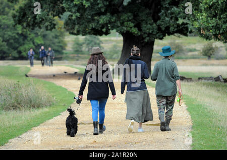 Londra, UK, 28 settembre 2019, la gente a prendere le loro possibilità di godere di Richmond Park come wet weather chiude a. Credito: JOHNNY ARMSTEAD/Alamy Live News Foto Stock