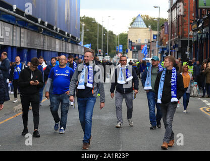 Liverpool, Merseyside, Regno Unito. 28 Sep, 2019. English Premier League Football, Everton contro Manchester City; ventilatori indossando corrispondono sciarpe arrivano in Goodison Road prima della partita - rigorosamente solo uso editoriale. Nessun uso non autorizzato di audio, video, dati, calendari, club/campionato loghi o 'live' servizi. Online in corrispondenza uso limitato a 120 immagini, nessun video emulazione. Nessun uso in scommesse, giochi o un singolo giocatore/club/league pubblicazioni Credito: Azione Sport Plus/Alamy Live News Foto Stock