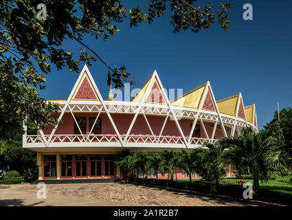 Chaktomuk Conference hall architecture landmark building a Phnom Penh Cambogia città Foto Stock