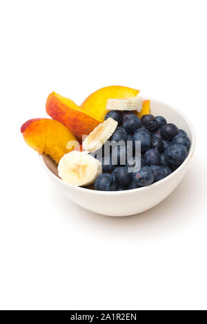 Appena raccolti i mirtilli pronto da mangiare o da utilizzare in cucina, isolato su sfondo bianco Foto Stock