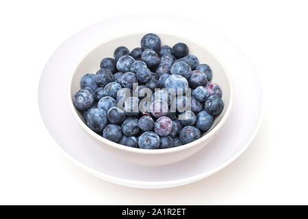 Appena raccolti i mirtilli pronto da mangiare o da utilizzare in cucina, isolato su sfondo bianco Foto Stock