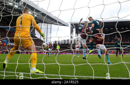 Burnley's Chris Wood punteggi al suo fianco il secondo obiettivo del gioco durante il match di Premier League a Villa Park, Birmingham. Foto Stock