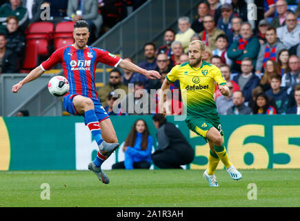 Londra, Regno Unito. 28 Sep, 2019. L-R Crystal Palace è Martin Kelly e Norwich City's Teemu Pukki durante la Premier League inglese tra Crystal Palace e Norwich City a Selhurst Park Stadium di Londra, Inghilterra il 28 settembre 2019 Credit: Azione Foto Sport/Alamy Live News Foto Stock