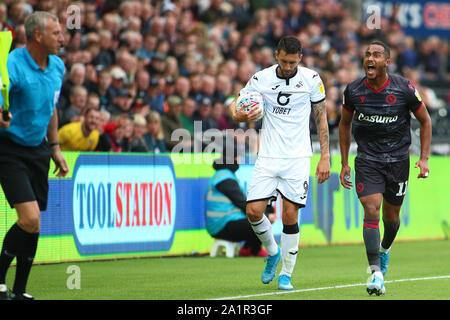 Liberty Stadium, Swansea, Glamorgan, Regno Unito. 28 Sep, 2019. English Football League Championship, Swansea City versus lettura; Giordania Obita di lettura dimostra la sua frustrazione verso il - per guardafili rigorosamente solo uso editoriale. Nessun uso non autorizzato di audio, video, dati, calendari, club/campionato loghi o 'live' servizi. Online in corrispondenza uso limitato a 120 immagini, nessun video emulazione. Nessun uso in scommesse, giochi o un singolo giocatore/club/league pubblicazioni Credito: Azione Sport Plus/Alamy Live News Foto Stock