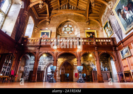 Una lunga esposizione dell'interno del re Hall del castello di Bamburgh in Northumberland, Regno Unito il 23 settembre 2019