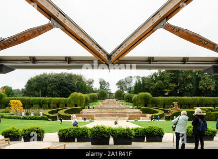 Vista dei giardini a Alnwick fontana da sotto il con volta a botte shell griglia tetto del padiglione del giardino a Alnwick, Northumberland, Regno Unito sul 2 Foto Stock