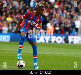 Londra, Regno Unito. 28 Sep, 2019.Il Palazzo di Cristallo di Wilfried Zaha durante la Premier League inglese tra Crystal Palace e Norwich City a Selhurst Park Stadium di Londra, Inghilterra il 28 settembre 2019 Credit: Azione Foto Sport/Alamy Live News Foto Stock