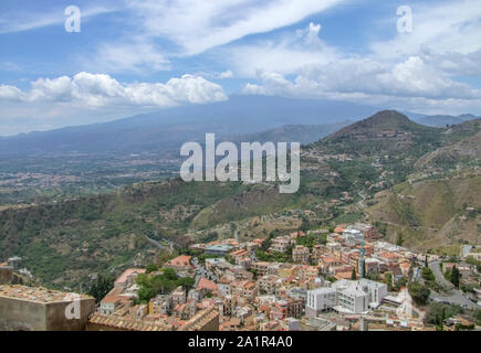 Insediamento visto intorno al Monte Etna in Sicilia Foto Stock