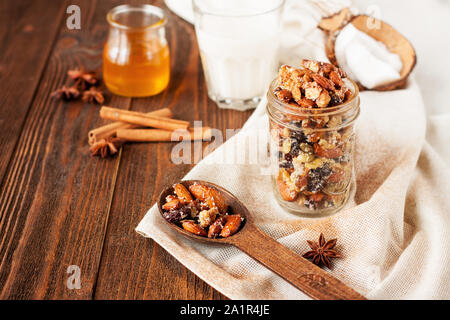 Mix di frutta secca con frutti. Le sane materie organiche sentiero snack mix Foto Stock