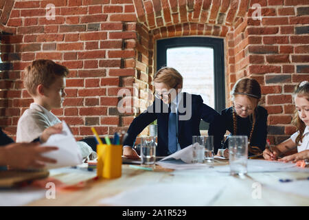 Strict CEO della società appoggiata sul tavolo, guardando i colleghi con espressione negativa, sensazione. close up foto Foto Stock