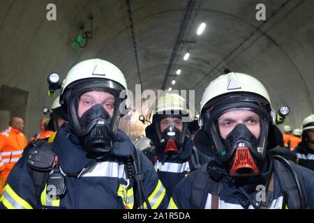 Breitenworbis, Germania. 28 Sep, 2019. I vigili del fuoco sono in piedi in un incendio simulato nel tunnel Höllberg sulla A 38. In gallerie stradali su larga scala di esercizi devono essere effettuati ogni quattro anni per addestrare la cooperazione tra i servizi di soccorso e le autorità in caso di disastro. Le cinque ore di esercizio coinvolti 150 persone e 35 veicoli. Credito: Sebastian Willnow/dpa-Zentralbild/dpa/Alamy Live News Foto Stock