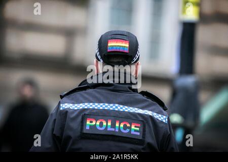 Gli ufficiali di polizia nella partecipazione al Preston Gay Pride evento nel centro della citta' di Preston, Regno Unito Foto Stock